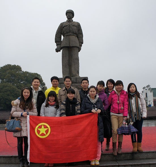 “学雷锋，献爱心”——中国共产主义青年团BET体育在线官方网站(中国)官方网站委员会开展慰问贫困学生助学活动